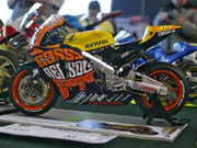 1:12 scale plastic model of the Honda RC211V motorcycle built from a Tamiya kit - photo No. 1 - side view