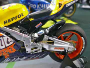 1:12 scale plastic model of the Honda RC211V motorcycle built from a Tamiya kit - photo No. 4 - close-up