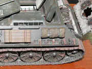 Plastic model of the Soviet T-34/76 Model 1943 tank - photo No. 2 - close-up