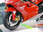 1:12 scale plastic model of the Yamaha YZR500 motorcycle built from a Tamiya kit - photo No. 4 - close-up