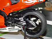 1:12 scale plastic model of the Yamaha YZR500 motorcycle built from a Tamiya kit - photo No. 5 - close-up