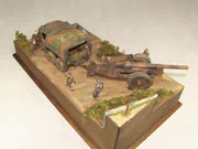 Plastic models of a Scammell Pioneer artillery tractor and a howitzer on a narrow road in an Italy 1943 WWII diorama - photo No. 4 - side view