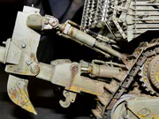 1:35 scale plastic model of the Caterpillar D9R Doobi armored bulldozer - photo No. 6 - close-up